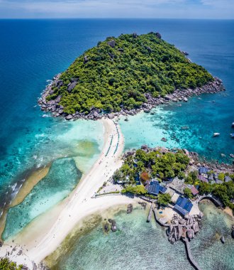 Koh Nang Yuan adasının havadan görünüşü Koh Tao, Tayland, Güney Asya