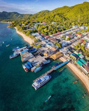 Mae Haad Sahili 'nin havadan görüntüsü ve Koh Tao, Tayland, Güney Doğu Asya' daki rıhtım.