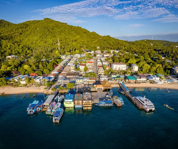 Mae Haad Sahili 'nin havadan görüntüsü ve Koh Tao, Tayland, Güney Doğu Asya' daki rıhtım.