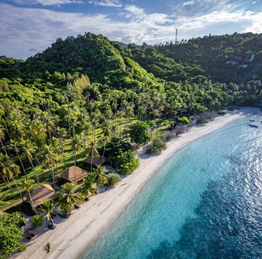 Haad Tien Sahili 'nin havadan görünüşü ve Shark Bay, koh Tao, Tayland, Güney Asya