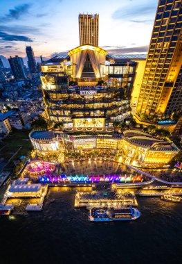 Khlong san, Bangkok, Tayland, Asya 'nın güneydoğusundaki Kon Reynaya nehri üzerinde geceleyin İkon Siyam alışveriş merkezinin hava manzarası.