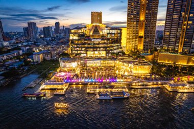 Khlong san, Bangkok, Tayland, Asya 'nın güneydoğusundaki Kon Reynaya nehri üzerinde geceleyin İkon Siyam alışveriş merkezinin hava manzarası.