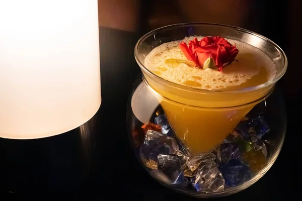 位于泰国曼谷的Chao Phraya河畔的一家爵士酒吧的鸡尾酒 — 图库照片