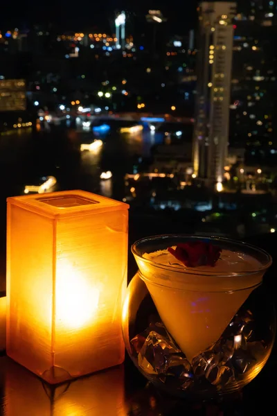 Tayland, Bangkok 'ta Chao Phraya nehri manzaralı bir caz barında kokteyl.