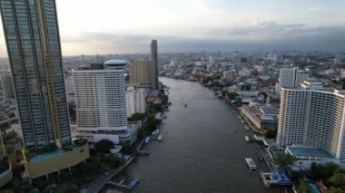 Khlong San ve Chao Phraya nehrinin havadan görüntüsü Bangkok, Tayland, Güney Asya