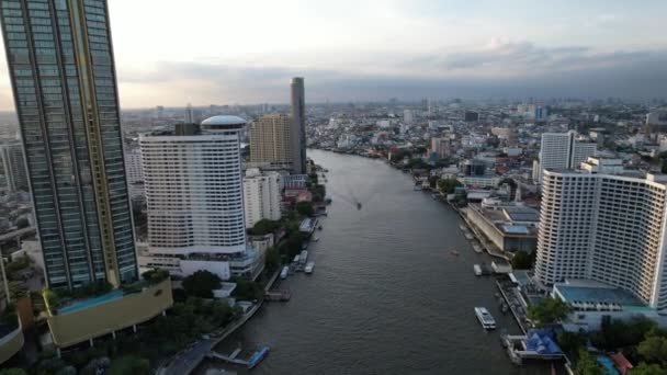 位于泰国曼谷和东南亚的Khlong San和Chao Phraya河的空中景观 — 图库视频影像