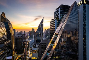 Bangkok şehir merkezindeki Ploenchit yolunun hava görüntüsü, finans bölgesi ve iş merkezi, Tayland, Güney Doğu Asya
