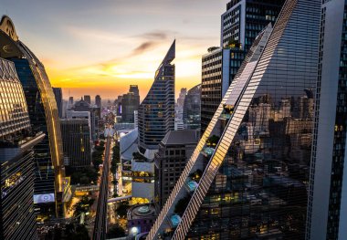 Bangkok şehir merkezindeki Ploenchit yolunun hava görüntüsü, finans bölgesi ve iş merkezi, Tayland, Güney Doğu Asya