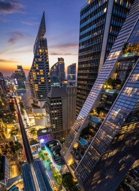 Bangkok şehir merkezindeki Ploenchit yolunun hava görüntüsü, finans bölgesi ve iş merkezi, Tayland, Güney Doğu Asya