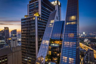 Bangkok şehir merkezindeki Ploenchit yolunun hava görüntüsü, finans bölgesi ve iş merkezi, Tayland, Güney Doğu Asya