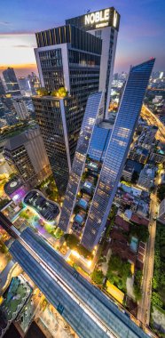 Bangkok şehir merkezindeki Ploenchit yolunun hava görüntüsü, finans bölgesi ve iş merkezi, Tayland, Güney Doğu Asya