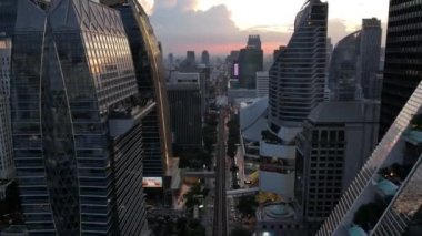 Bangkok şehir merkezindeki Ploenchit yolunun hava görüntüsü, finans bölgesi ve iş merkezi, Tayland, Güney Doğu Asya