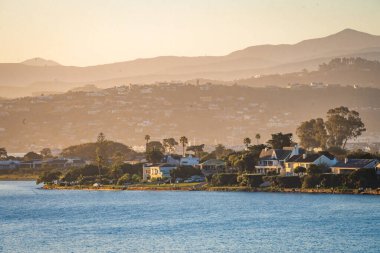 Knysna 'daki Knysna Heads' de günbatımı manzarası, Garden Route, Güney Afrika, Afrika