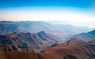 Drakensberg Ulusal Parkı 'ndaki Katedral Tepesi' nin Güney Afrika 'daki Lesotho sınırındaki hava manzarası.