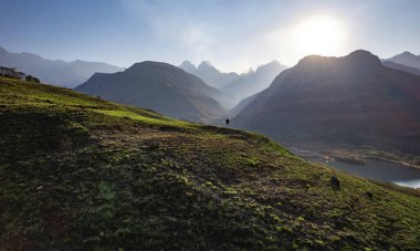 Drakensberg Ulusal Parkı 'ndaki Katedral Tepesi' nin Güney Afrika 'daki Lesotho sınırındaki hava manzarası.