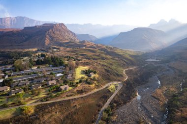 Drakensberg Ulusal Parkı 'ndaki Katedral Tepesi' nin Güney Afrika 'daki Lesotho sınırındaki hava manzarası.