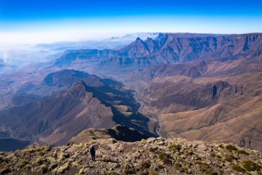 Drakensberg Ulusal Parkı 'ndaki Katedral Tepesi' nin Güney Afrika 'daki Lesotho sınırındaki hava manzarası.