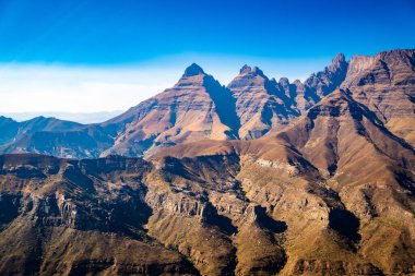 Drakensberg Ulusal Parkı 'ndaki Katedral Tepesi' nin Güney Afrika 'daki Lesotho sınırındaki hava manzarası.