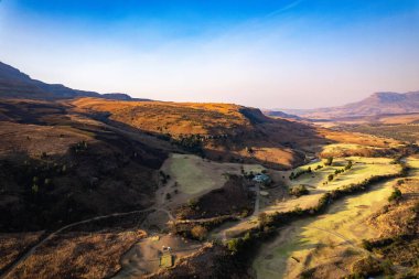 Drakensberg Ulusal Parkı 'ndaki Katedral Tepesi' nin Güney Afrika 'daki Lesotho sınırındaki hava manzarası.