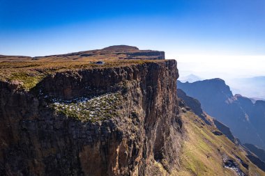 Drakensberg Ulusal Parkı 'ndaki Katedral Tepesi' nin Güney Afrika 'daki Lesotho sınırındaki hava manzarası.