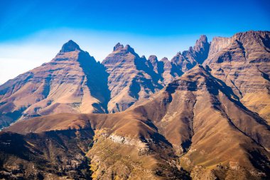 Drakensberg Ulusal Parkı 'ndaki Katedral Tepesi' nin Güney Afrika 'daki Lesotho sınırındaki hava manzarası.