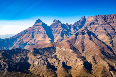 Drakensberg Ulusal Parkı 'ndaki Katedral Tepesi' nin Güney Afrika 'daki Lesotho sınırındaki hava manzarası.