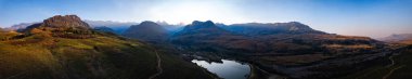 Drakensberg Ulusal Parkı 'ndaki Katedral Tepesi' nin Güney Afrika 'daki Lesotho sınırındaki hava manzarası.