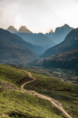 Drakensberg Ulusal Parkı 'ndaki Katedral Tepesi' nin Güney Afrika 'daki Lesotho sınırındaki hava manzarası.