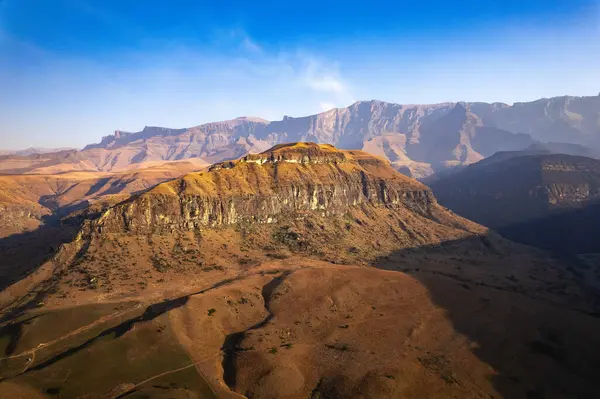 Drakensberg Ulusal Parkı 'ndaki Katedral Tepesi' nin Güney Afrika 'daki Lesotho sınırındaki hava manzarası.