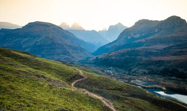 Drakensberg Ulusal Parkı 'ndaki Katedral Tepesi' nin Güney Afrika 'daki Lesotho sınırındaki hava manzarası.