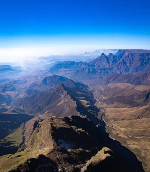 Drakensberg Ulusal Parkı 'ndaki Katedral Tepesi' nin Güney Afrika 'daki Lesotho sınırındaki hava manzarası.