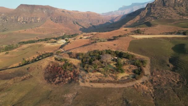 アフリカ南アフリカのレソト国境にあるドラケンズバーグ国立公園の大聖堂ピークの空中展望 — ストック動画