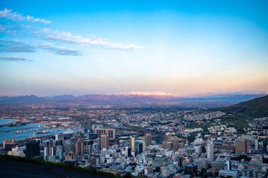 Sinyal Tepesi gün batımı manzarası. Güney Afrika, Batı Burnu 'ndaki Cape Town' da. Yüksek kalite fotoğraf
