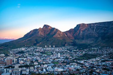 Sinyal Tepesi gün batımı manzarası. Güney Afrika, Batı Burnu 'ndaki Cape Town' da. Yüksek kalite fotoğraf