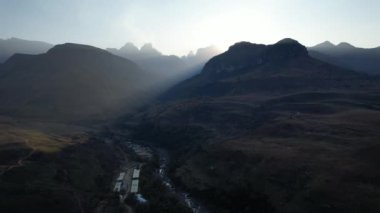 Drakensberg Ulusal Parkı 'ndaki Katedral Tepesi' nin Güney Afrika 'daki Lesotho sınırındaki hava manzarası.