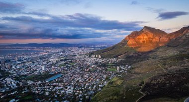 Gün batımında Cape Town 'da Kloof Corner yürüyüşünün hava görüntüsü, batı Cape, Güney Afrika, Afrika