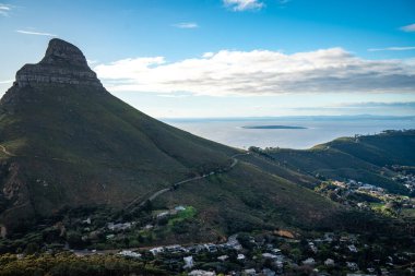 Güney Afrika 'daki Cape Town, Batı Burnu' nda gün batımında Kloof Corner yürüyüşünden Lions 'un görüntüsü. Yüksek kalite fotoğraf