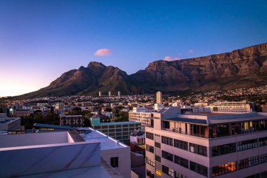 Cape Town şehir merkezinin hava manzarası gün batımında Batı Burnu, Güney Afrika, Afrika