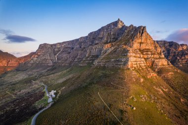 Gün batımında Cape Town 'da Kloof Corner yürüyüşünün hava görüntüsü, batı Cape, Güney Afrika, Afrika