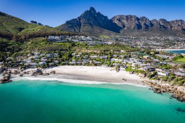 Cape Town, Western Cape, Güney Afrika, Afrika 'daki Clifton plajının havadan görüntüsü.