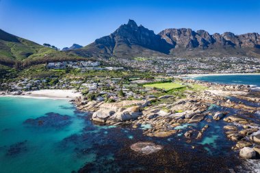 Cape Town, Western Cape, Güney Afrika, Afrika 'daki Clifton plajının havadan görüntüsü.