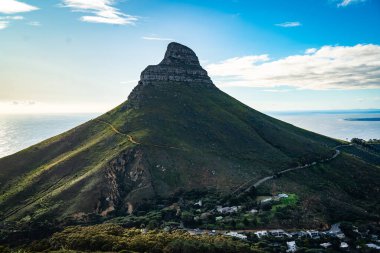 Güney Afrika 'daki Cape Town, Batı Burnu' nda gün batımında Kloof Corner yürüyüşünden Lions 'un görüntüsü. Yüksek kalite fotoğraf