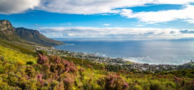 Cape Town, Batı Burnu, Güney Afrika, Afrika 'da güneş batarken Kloof Corner yürüyüşünden Kamp Koyu manzarası