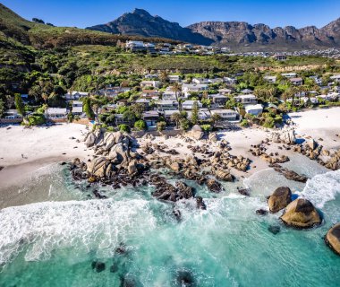 Cape Town, Western Cape, Güney Afrika, Afrika 'daki Clifton plajının havadan görüntüsü.