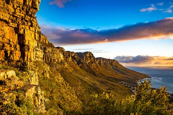 Gün batımında Cape Town 'da Kloof Corner yürüyüşünden Masa Dağı manzarası, Batı Cape, Güney Afrika, Afrika