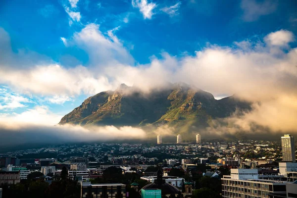 Cape Town şehir merkezinin hava görüntüsü gün doğumunda Batı Burnu, Güney Afrika, Afrika 'da