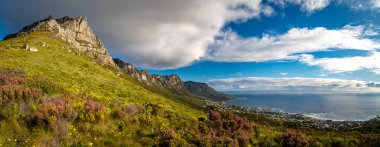 Gün batımında Cape Town 'da Kloof Corner yürüyüşünden Masa Dağı manzarası, Batı Cape, Güney Afrika, Afrika