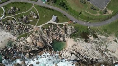 Clifton, Cape Town, Güney Afrika ve Afrika 'daki Maidens Körfezi Gelgit Havuzu Hava Görüntüsü