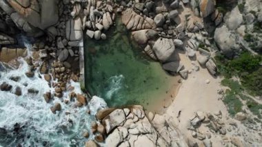 Clifton, Cape Town, Güney Afrika ve Afrika 'daki Maidens Körfezi Gelgit Havuzu Hava Görüntüsü