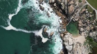Clifton, Cape Town, Güney Afrika ve Afrika 'daki Maidens Körfezi Gelgit Havuzu Hava Görüntüsü
